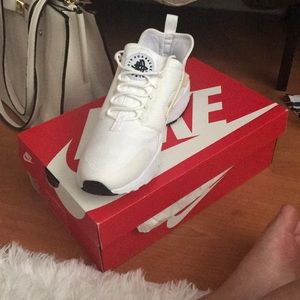 Women’s size 9 Nike Huarache run ultras